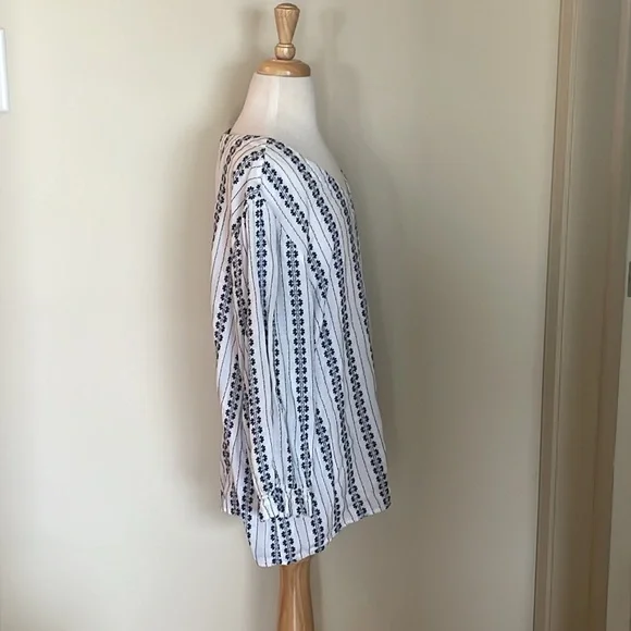 EUC Woman’s XL Croft & Barrow V~Neck Floral Embroidered 3/4 Sleeve Top - Picture 2 of 7